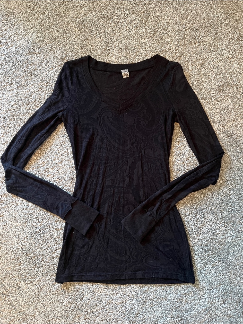 BKE Black Long-Sleeve V-Neck Paisley Texture Top